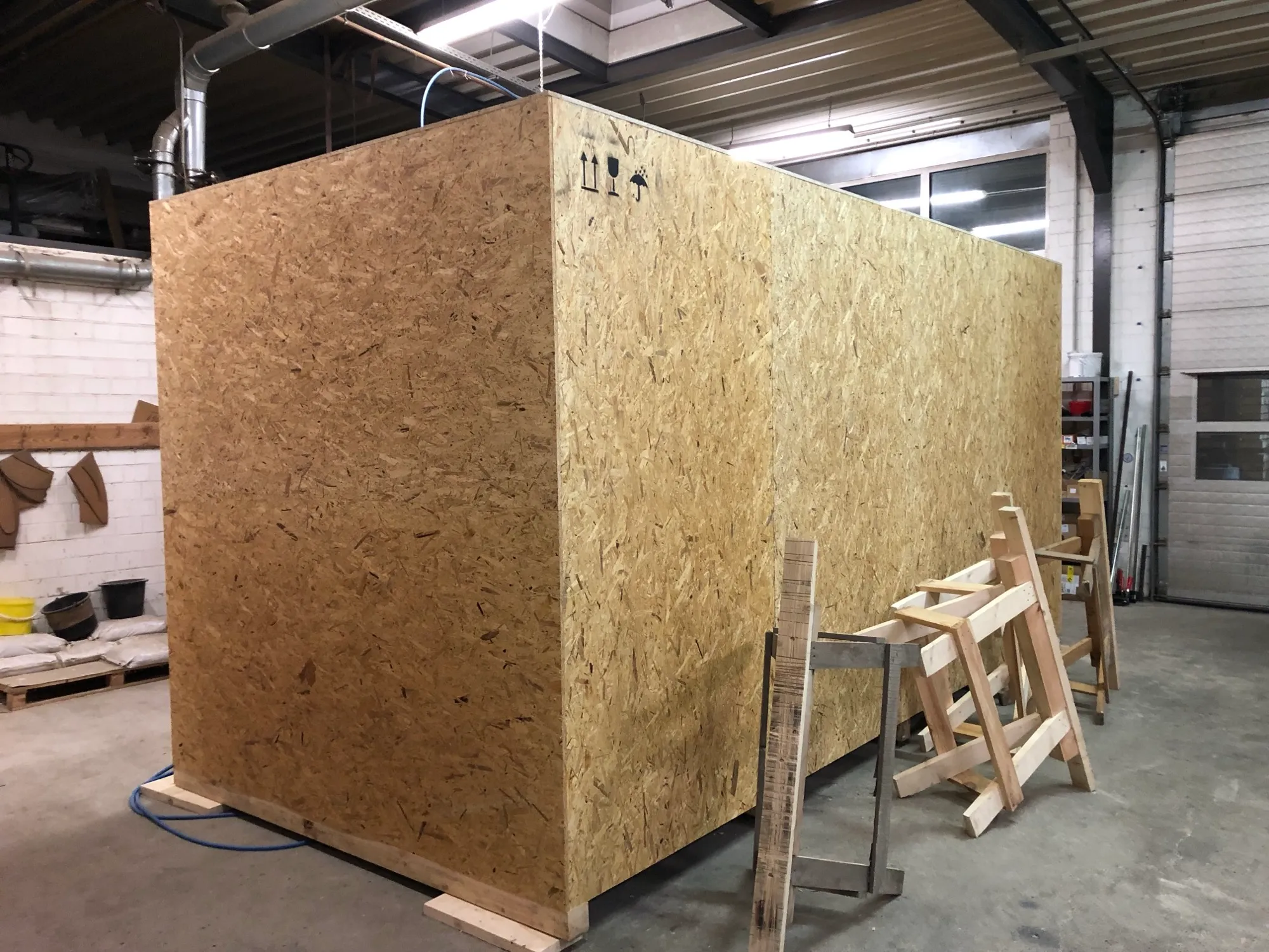 Große Transportkiste aus Holz in der Werkhalle von HTR